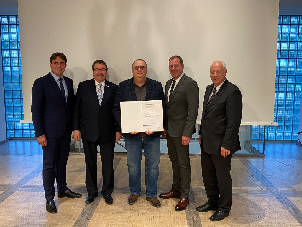 Goldene Ehrennadel des Bundesverbands Deutscher Bestatter verliehen.